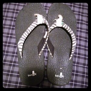 Sanuk flip flops size 8